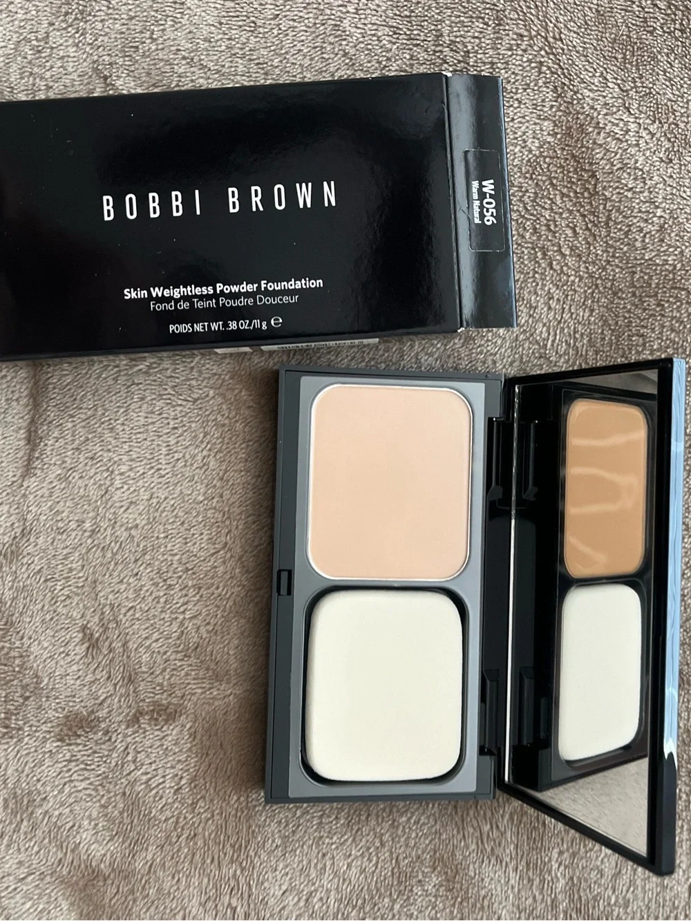 Bobbi Brown Cream-to-Powder Foundation Compact in Light Beige with Sponge